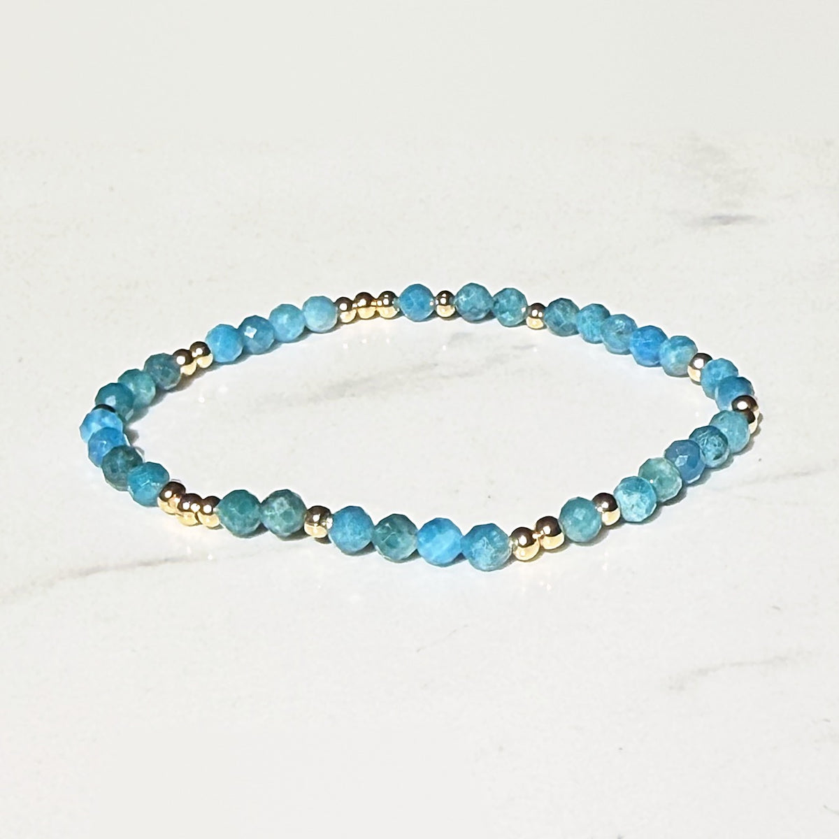 Horizon stretch bracelet in apatite