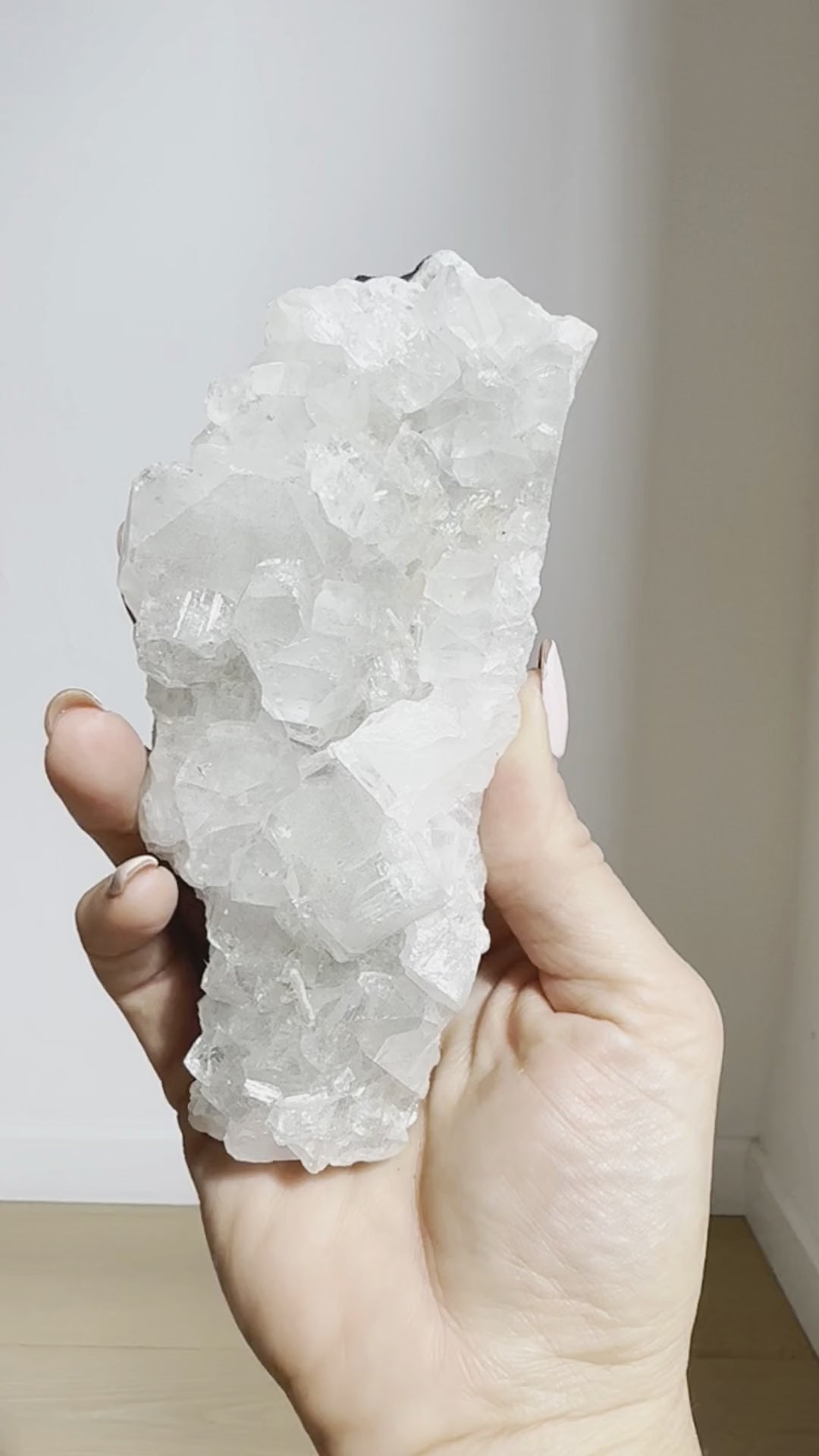 The apophyllite cluster on basalt turned in the hand